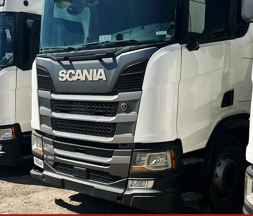 Tractocamiones Scania en el patio de Camionventa en Mérida